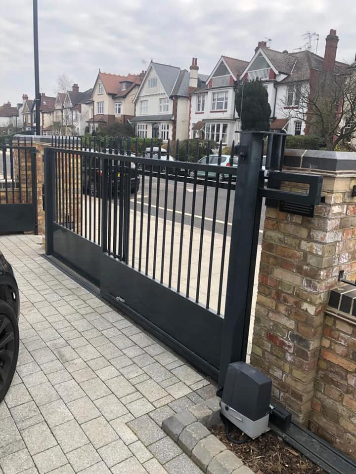 Double sliding Gate